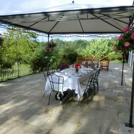 Le Petit Manoir Des Bruyeres Bed & Breakfast Villefargeau Exterior photo