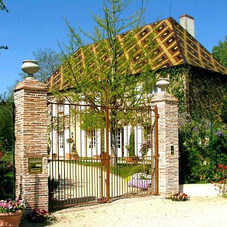 Le Petit Manoir Des Bruyeres Bed & Breakfast Villefargeau Exterior photo