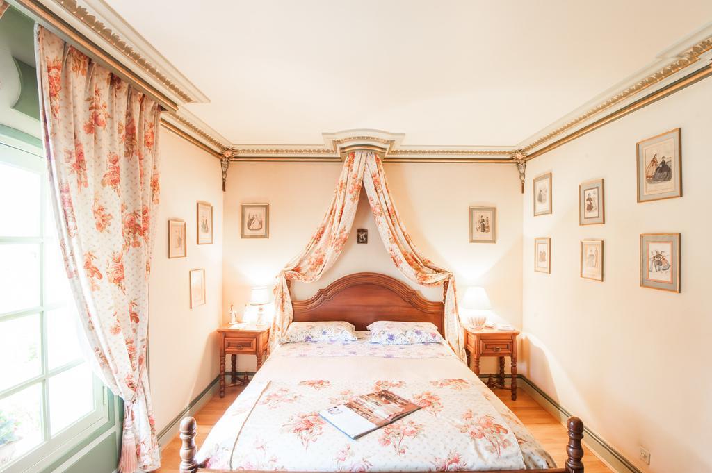 Le Petit Manoir Des Bruyeres Bed & Breakfast Villefargeau Exterior photo