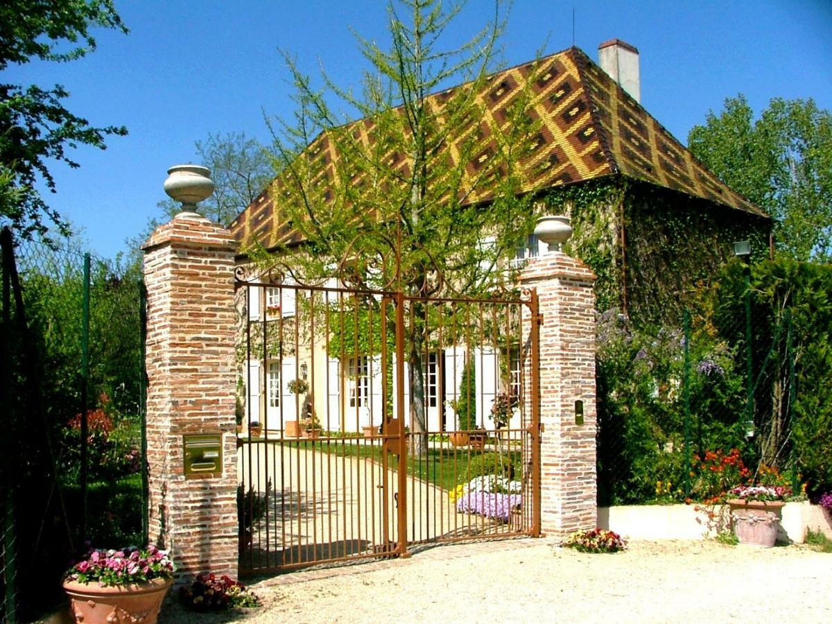 Le Petit Manoir Des Bruyeres Bed & Breakfast Villefargeau Exterior photo